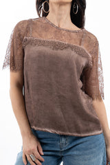 modella indossando Maglia over in viscosa con inserti in pizzo floreale colore