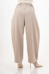 modella indossando Pantalone gessato morbido con elastico in vita – taglia unica colore