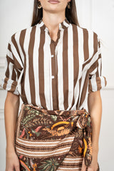modella indossando Camicia in Cotone Leggero a Righe Bicolore Made in Italy colore