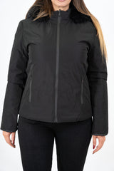 modella indossando Piumino nero double-face corto avvitato con cappuccio e pelliccia rimovibile colore