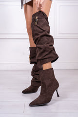 modella indossando Stivale trasformabile Camden Marrone colore
