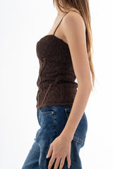 modella indossando Bustier in pizzo elasticizzato con coppe preformate e passamaneria al fondo colore