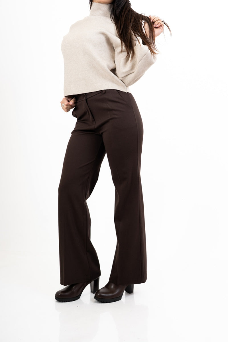 modella indossando Pantalone Punto Milano elasticizzato taglio elegante - Marrone colore Marrone