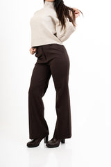 modella indossando Pantalone Punto Milano elasticizzato taglio elegante - Marrone colore Marrone