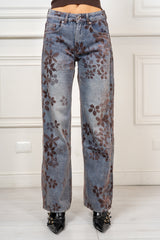 modella indossando Jeans floreale Selene colore