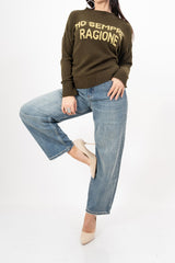 modella indossando Maglione girocollo con scritta “Ho sempre ragione” in misto lana Made in Italy colore