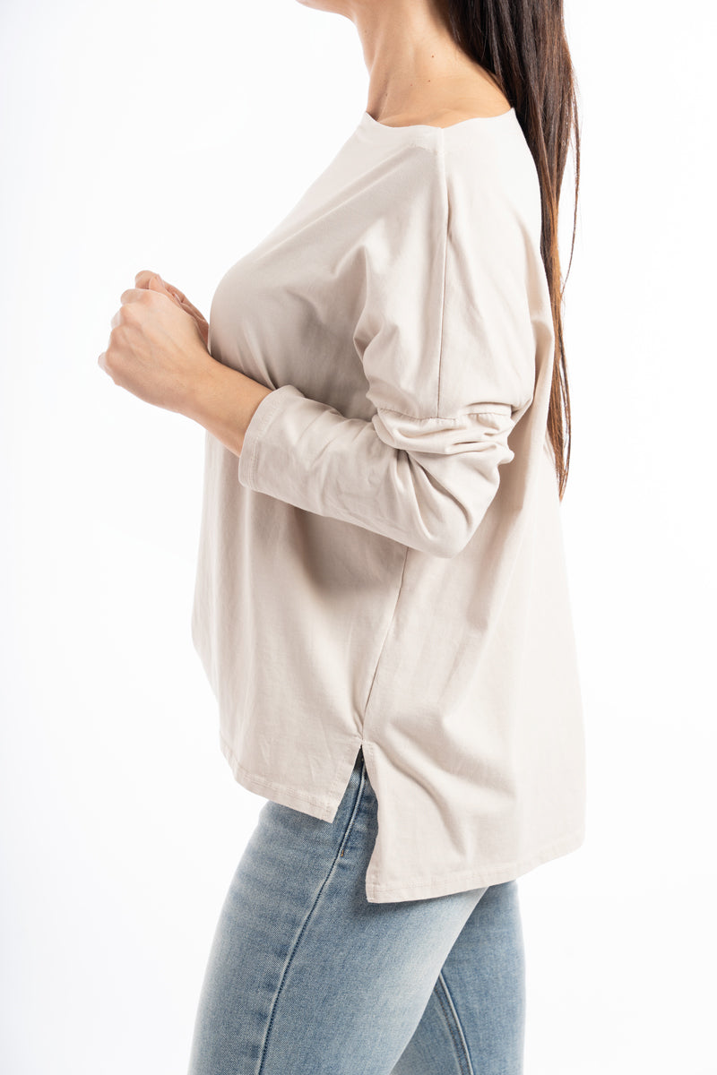modella indossando Maglia over in cotone elasticizzato con scollo ampio e spacchi laterali colore