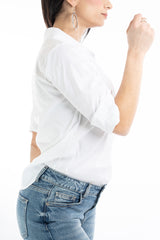 modella indossando Camicia bianca in cotone elasticizzato leggermente avvitata colore