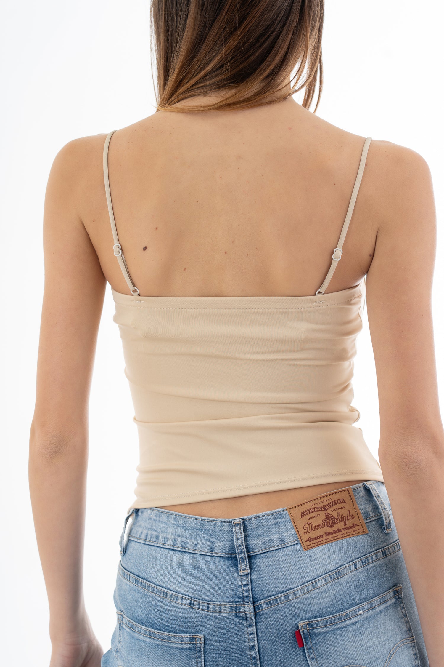 modella indossando Top effetto bustier in maglina elasticizzata con cuciture a vista e passamaneria colore