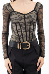 modella indossando Body bustier in pizzo con coppe preformate e maniche trasparenti colore Nero-Nude Unica