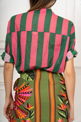 modella indossando Camicia in Cotone Leggero a Righe Bicolore Made in Italy colore