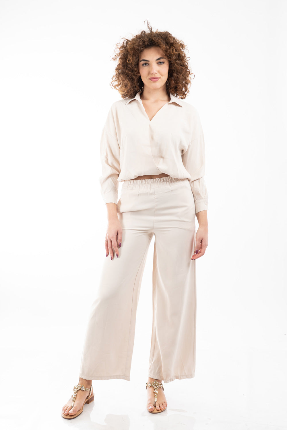 modella indossando Blusa con scollo incrociato e fondo elastico in misto viscosa colore