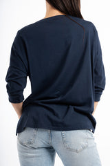 modella indossando Maglia over in cotone elasticizzato con scollo ampio e spacchi laterali colore