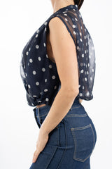 modella indossando Blusa in georgette a pois con scollo incrociato e pizzo interno colore