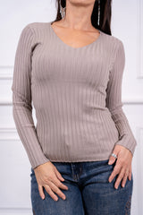 modella indossando Maglia Nadine a coste con scollo V colore