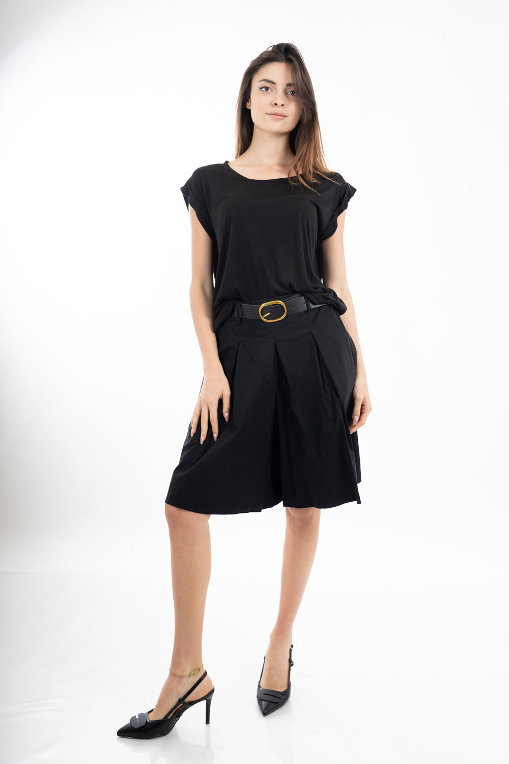 modella indossando T-shirt morbida in viscosa elasticizzata con manica risvoltata colore