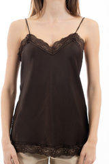 modella indossando Top satinato con pizzo e spalline sottili effetto lingerie colore Marrone Unica