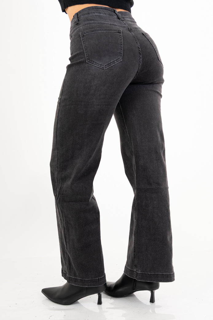 modella indossando Jeans straight fit in denim elasticizzato – Nero slavato colore