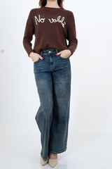 modella indossando Maglione girocollo “No vabbè” in misto lana ricamato colore