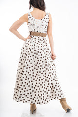 modella indossando Abito lungo in cotone a pois con spalline larghe e vita elasticizzata colore