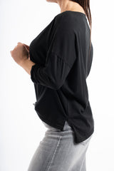 modella indossando Maglia over in cotone elasticizzato con scollo ampio e spacchi laterali colore