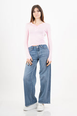 modella indossando Jeans palazzo a vita alta in denim lavaggio medio colore