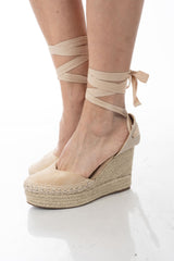 modella indossando Zeppe espadrillas Beige con lacci alla caviglia e suola in corda alta colore