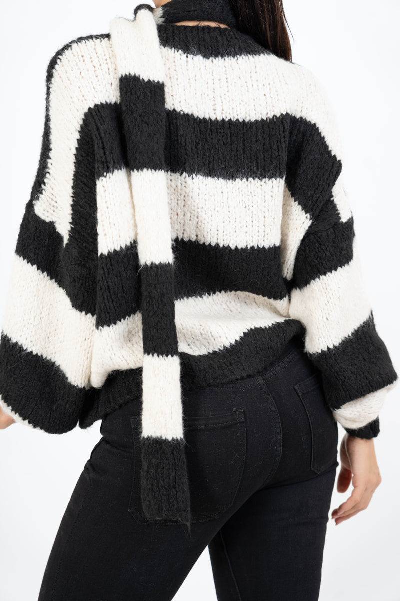 modella indossando Cardigan a righe in misto lana con sciarpa coordinata colore