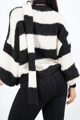 modella indossando Cardigan a righe in misto lana con sciarpa coordinata colore