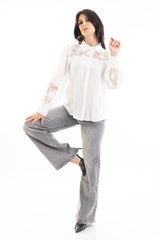 modella indossando Camicia donna in viscosa e tencel con inserti macramé e maniche a palloncino colore