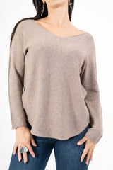 modella indossando Maglia over con scollo a V e orlo stondato in viscosa colore Fango Unica