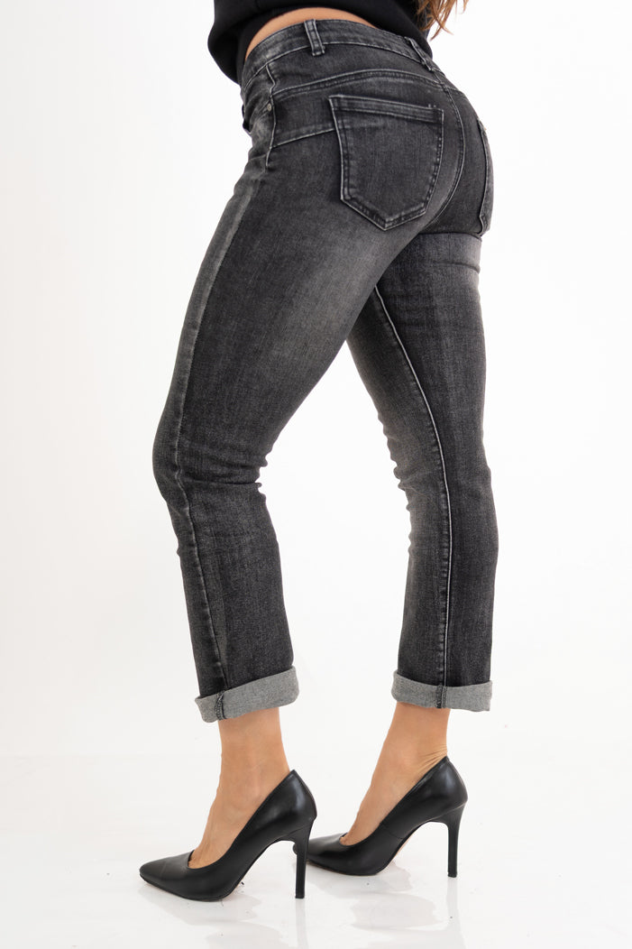 modella indossando Jeans push-up in denim elasticizzato – Grigio slavato colore