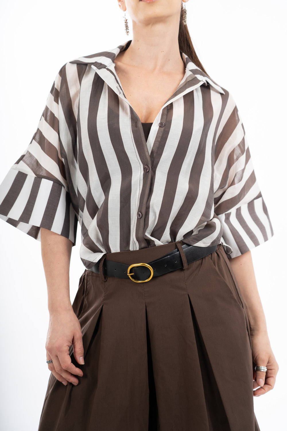 modella indossando Camicia corta a righe in tela velata misto tencel con manica ampia colore