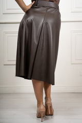 modella indossando Gonna midi Aveline in ecopelle colore