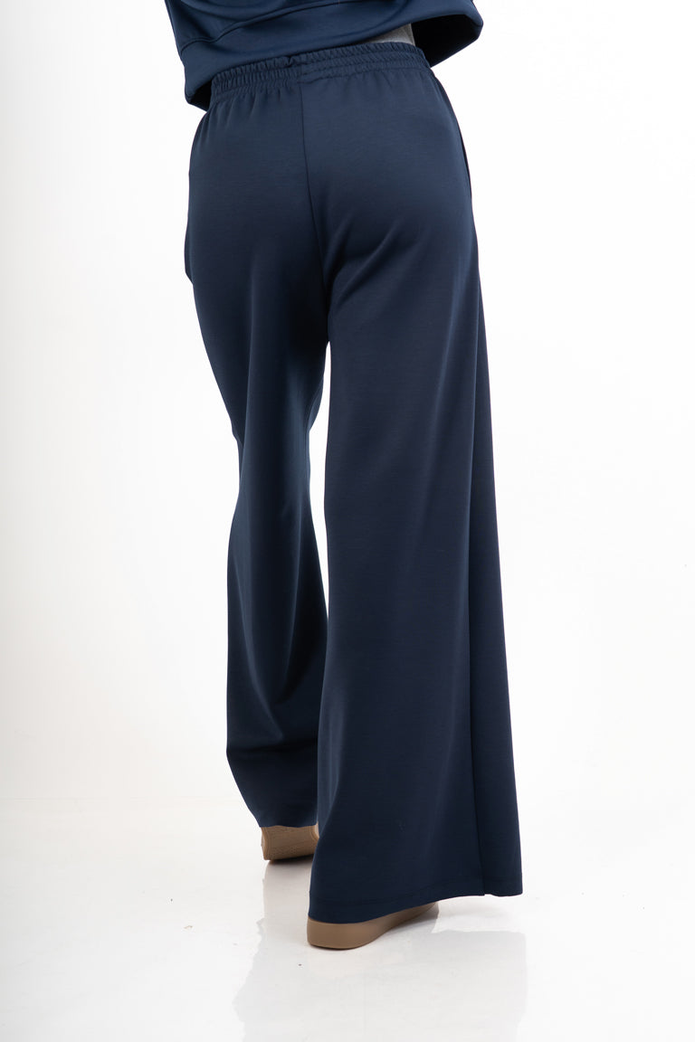 modella indossando Pantalone palazzo felpa con elastico colore