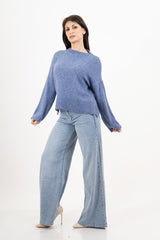 modella indossando Maglione over girocollo con fondo asimmetrico e spacchi laterali colore