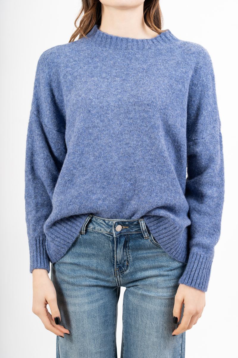 modella indossando Maglia girocollo morbida a spalla scesa in filato caldo colore Blu Jeans Unica