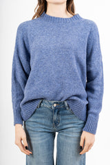 modella indossando Maglia girocollo morbida a spalla scesa in filato caldo colore Blu Jeans Unica