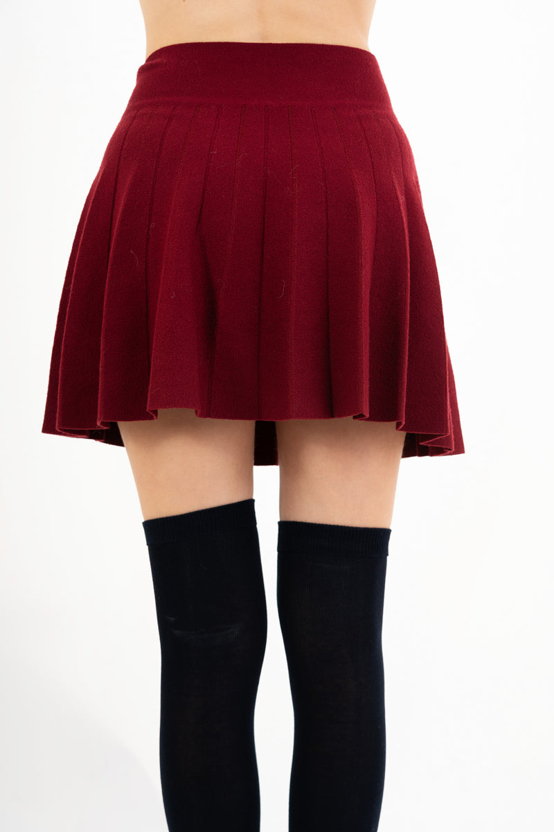 modella indossando Minigonna Soft Pleat in viscosa elasticizzata colore