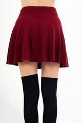 modella indossando Minigonna Soft Pleat in viscosa elasticizzata colore