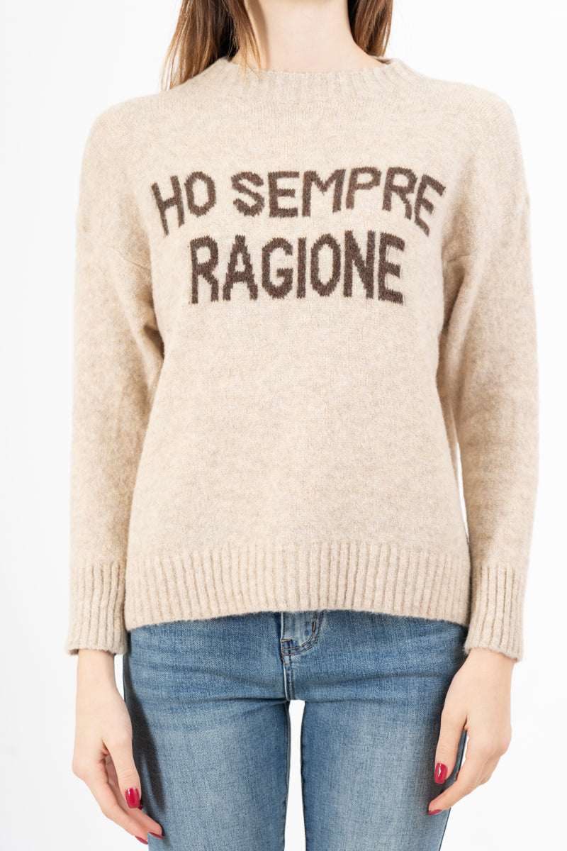 modella indossando Maglione girocollo con scritta “Ho sempre ragione” in misto lana Made in Italy colore Beige-Marrone Unica