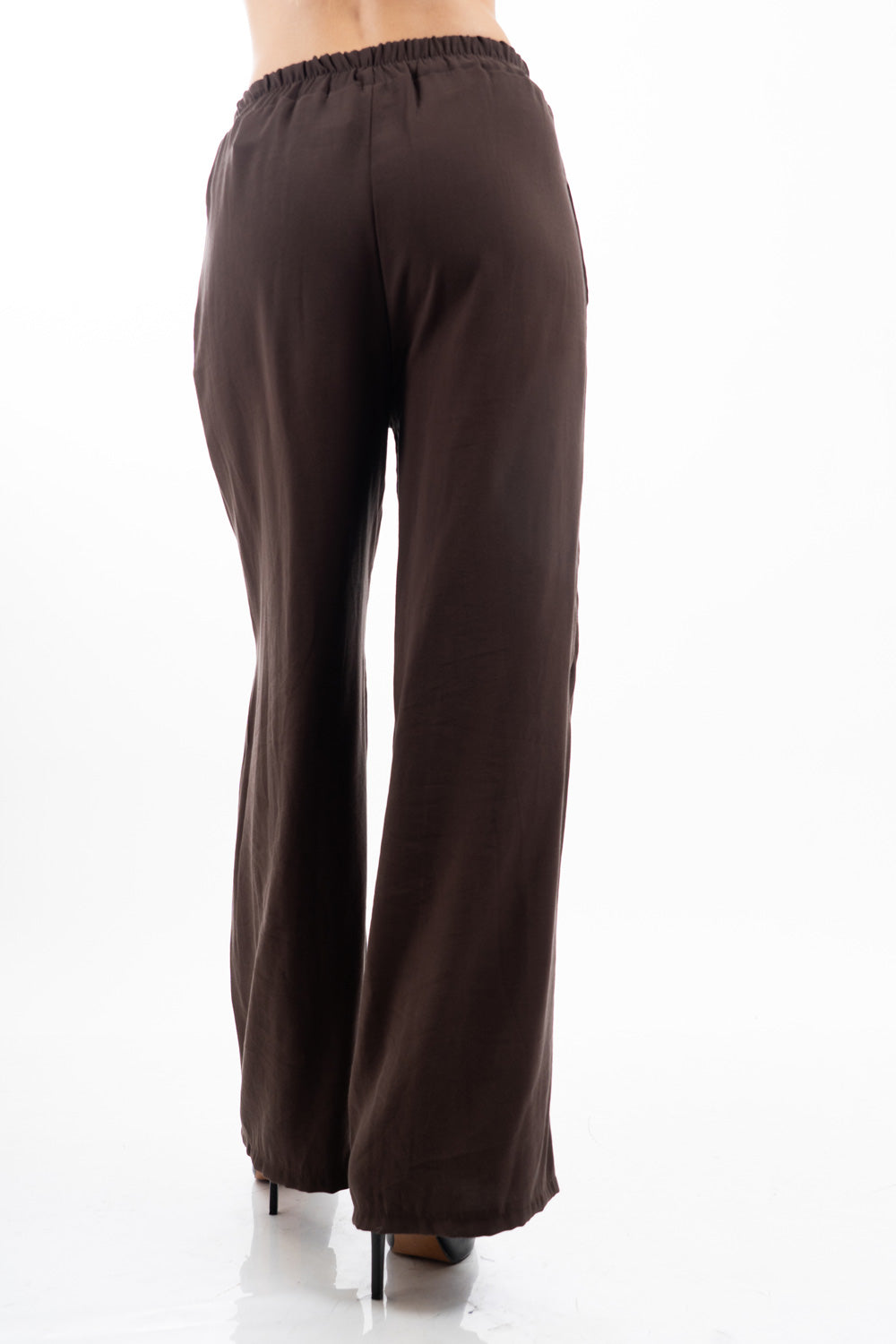 modella indossando Pantalone palazzo con elastico in vita in tela fluida misto viscosa colore