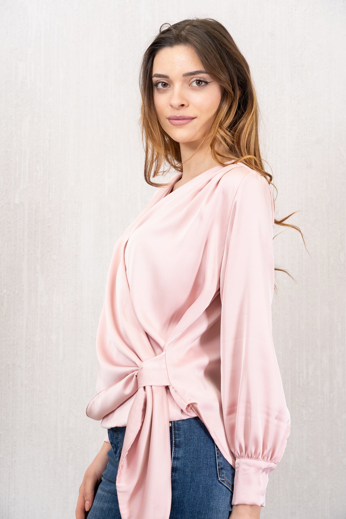 Blusa Elegante in Raso con Scollo a Portafoglio