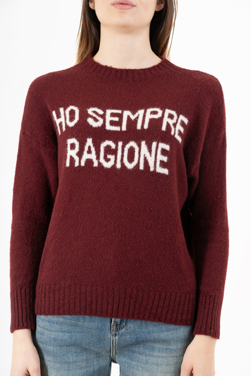 modella indossando Maglione girocollo con scritta “Ho sempre ragione” in misto lana Made in Italy colore Bordeaux-Bianco Unica