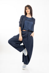 modella indossando Pantalone balloon in poliviscosa con pinces colore