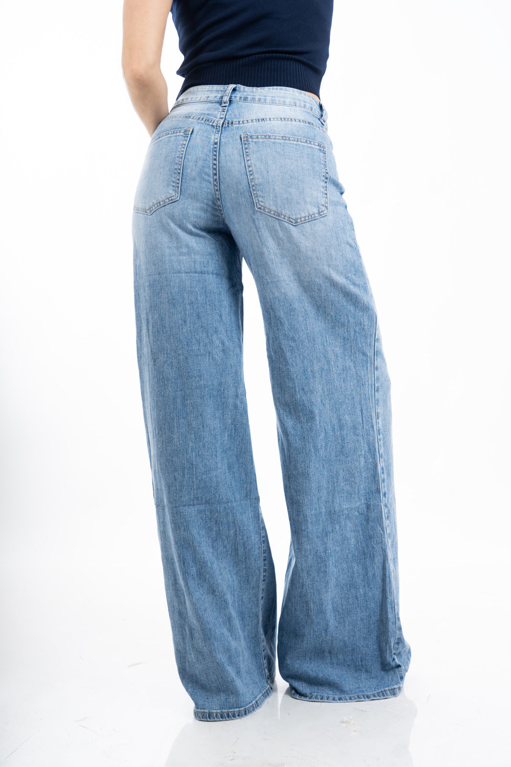 modella indossando Jeans wide leg leggero in denim estivo morbido colore