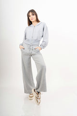 modella indossando Giacca felpa over con cappuccio e zip colore