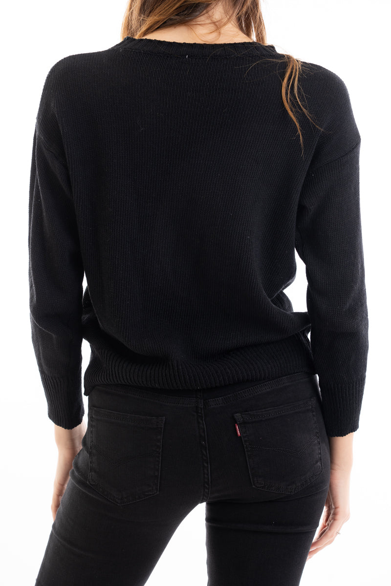modella indossando Maglia over misto cotone con scritta ricamata “No Vabbé” colore