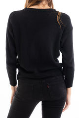 modella indossando Maglia over misto cotone con scritta ricamata “No Vabbé” colore
