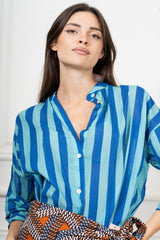 modella indossando Camicia in Cotone Leggero a Righe Bicolore Made in Italy colore Blu-Menta Unica